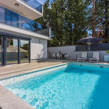 Modernes Mit Meerblick, 500 Meter *