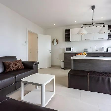 Apartment Modernes Mit Meerblick, 500 Meter *